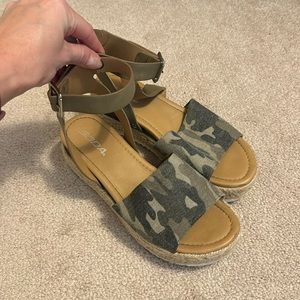 Camo wedges